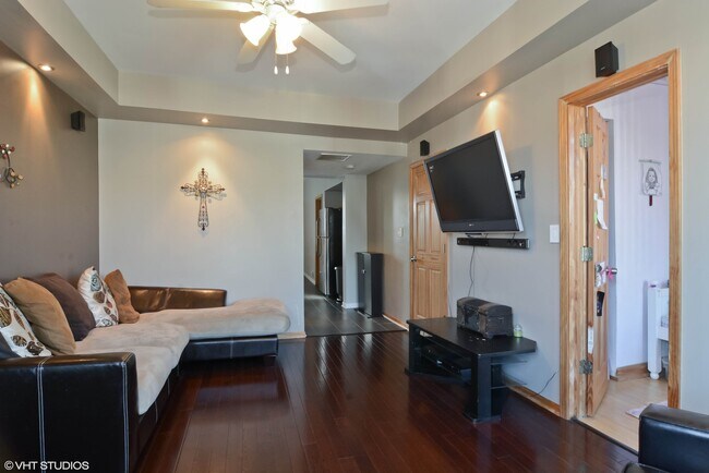 Building Photo - 3747 W Diversey Ave