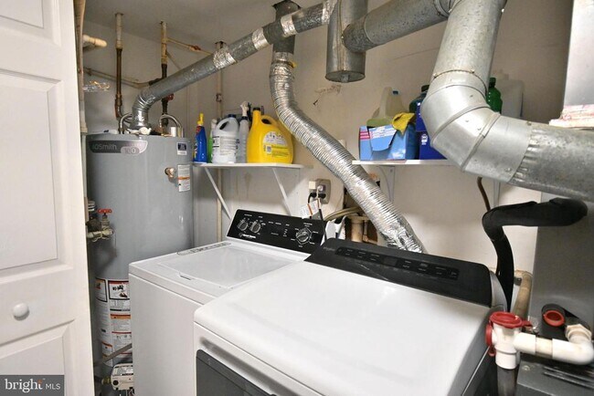 Building Photo - 36 Danbury Dr