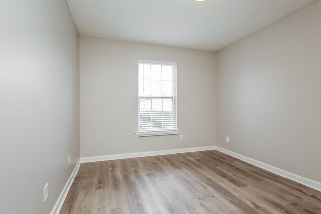 Building Photo - 105 Berele Shepsele Ln