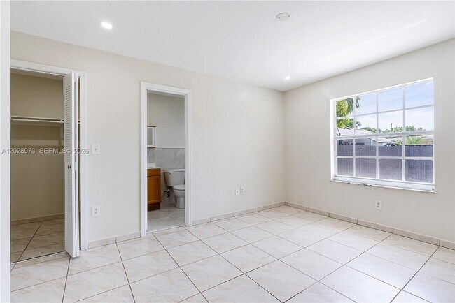 Building Photo - 1214 NW 34th Ave