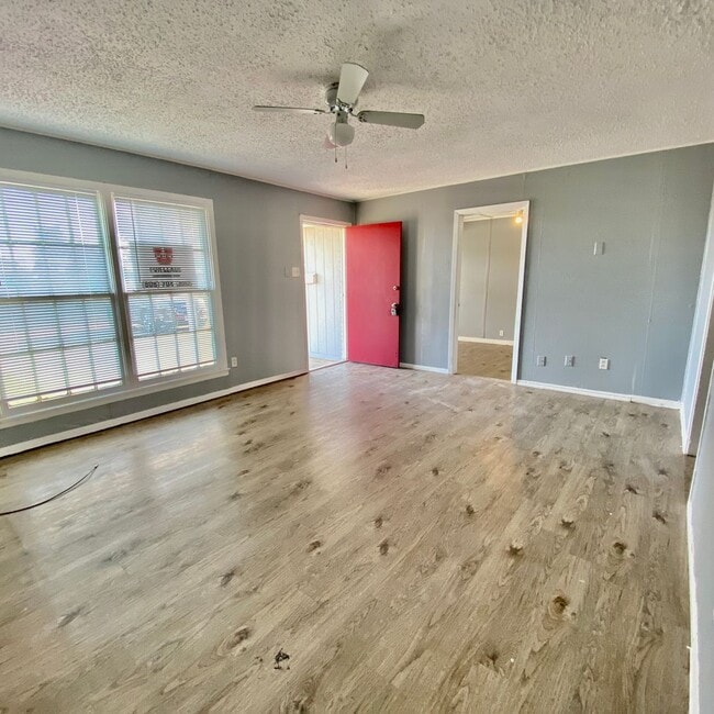 Building Photo - Handyman Special $0 First Month's Rent / “You fix, you SAVE BIG!!” Contact Mayshell for details: ...