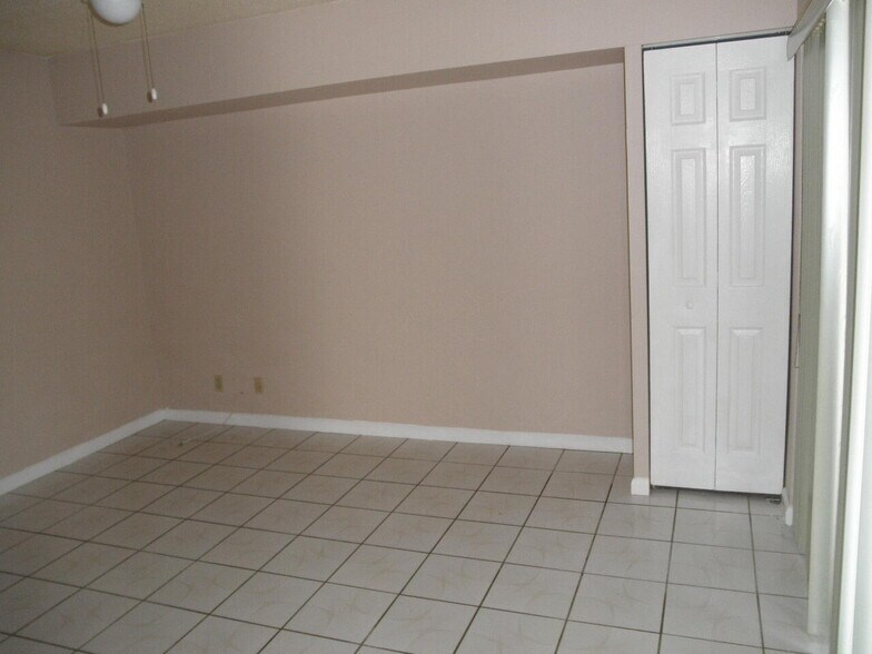 Building Photo - 571 Springdale Cir