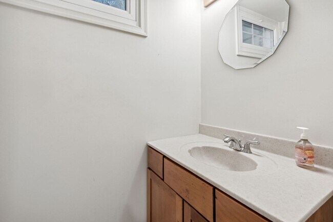 Building Photo - Spacious 4BR Cape Cod in Prime Bethesda Location - AVAILABLE NOW!