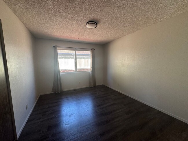 Building Photo - BRIGHT CORNER HOME WITH SPACIOUS BACKYARD ...