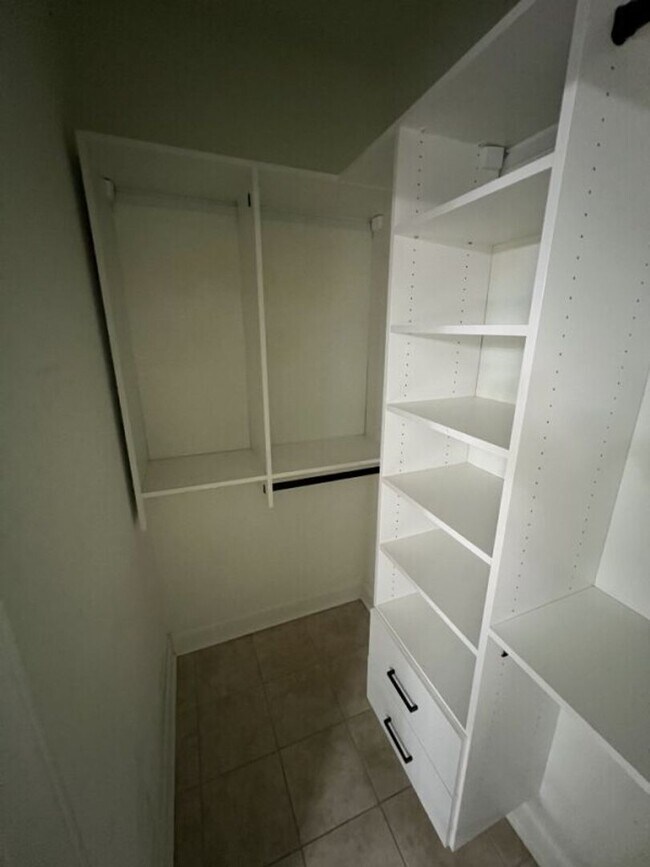 Building Photo - Must See! 2 BR 2 BA condominium located in coveted Juban Courts