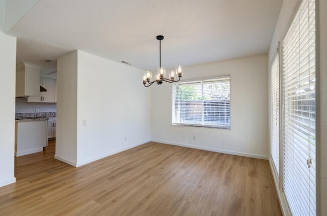 Building Photo - 1067 W Sierra Ave