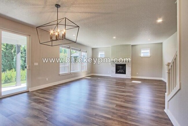 Building Photo - 4 Bed, 3 Bath Home in Walnut Grove Near An...