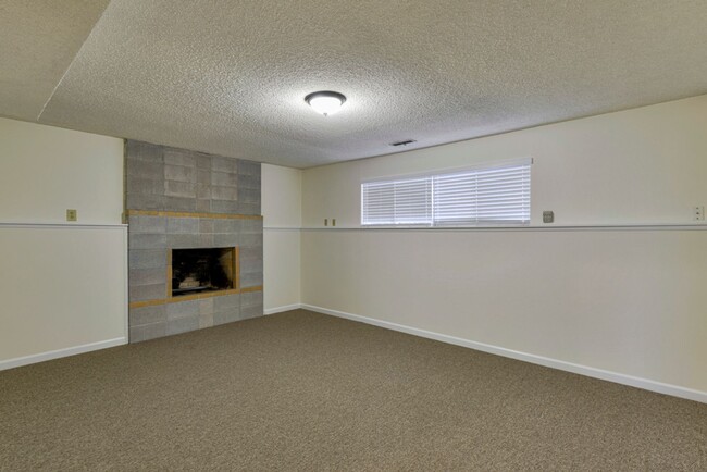 Building Photo - Remodeled  House - 4 Bed 2 Bath - Renton