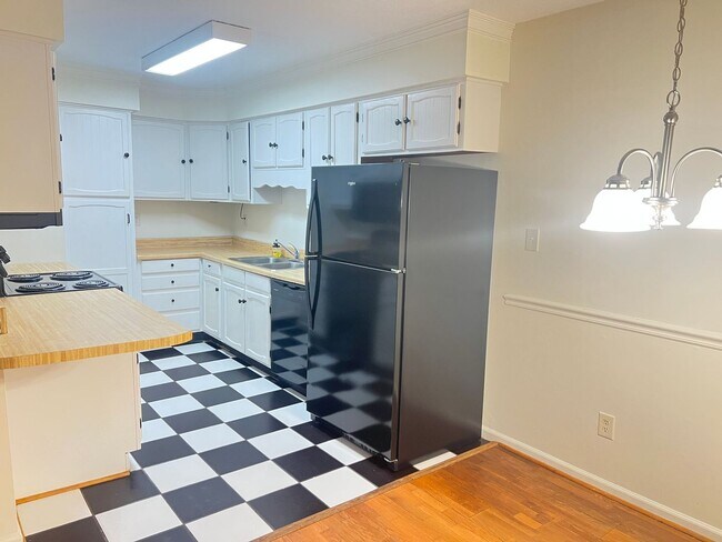 Building Photo - 2.5 Blocks to the Beach! Unfurnished 2 Bedroom, 2 Bath Condo on 1st Floor!