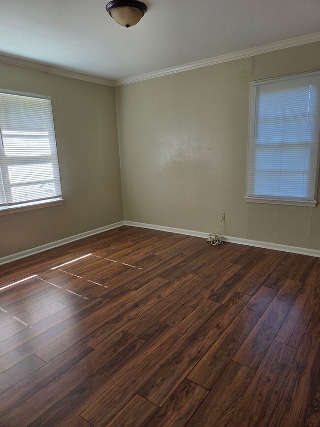 Building Photo - Lovely 3 Bedroom Home with Large Fenced in...