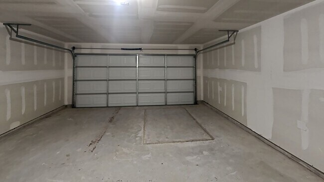 Building Photo - Very Nice 4 Bedroom 2 Bath Home in Yukon Schools