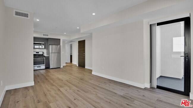 Building Photo - 846 S Mariposa Ave