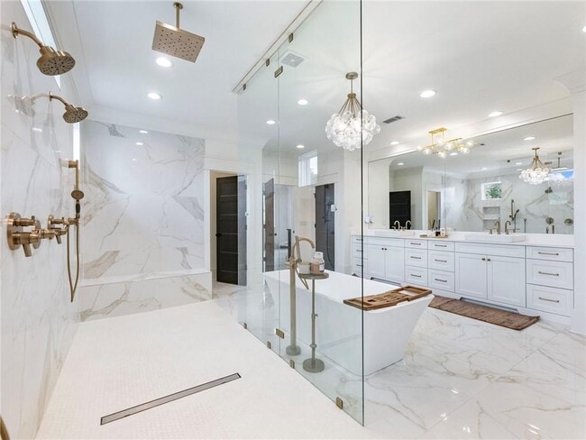 Building Photo - 566 Versailles Dr