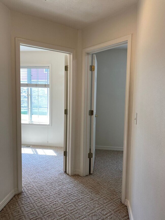 Building Photo - 2 Bed, 1 Bath Rocky Mountain Townhome w/ Garage & In-Unit Laundry