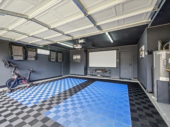 Building Photo - 6227 Creekside Ln