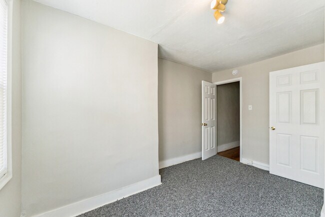 Building Photo - 3 Bedroom Townhome