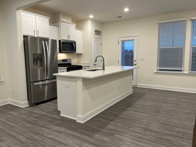 Building Photo - Gorgeous 3 Bedroom End Unit Townhome, Avai...