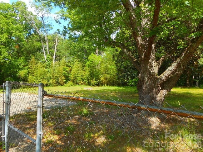 Building Photo - 733 Catawba Cir N