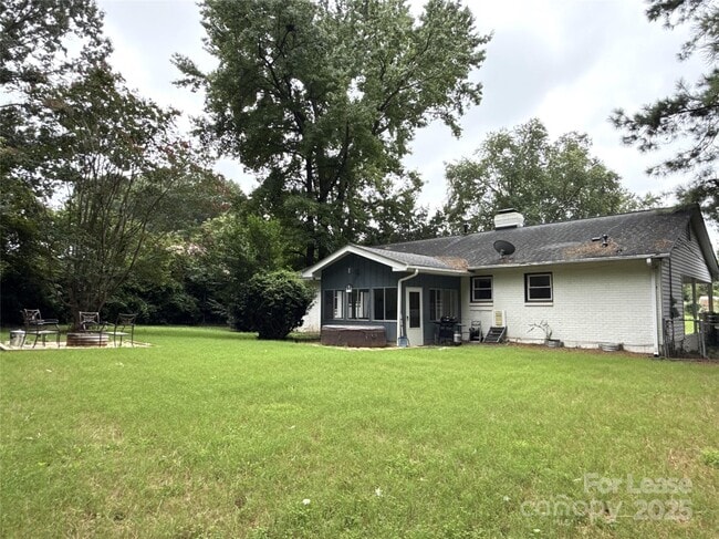 Building Photo - 1600 Paddock Cir