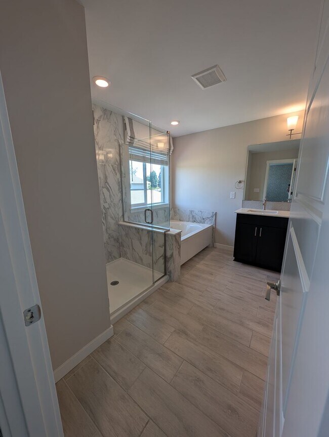 Building Photo - LIKE-NEW 4 bedroom home in Lacey!