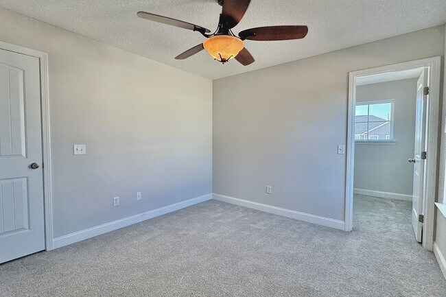 Building Photo - AVAILABLE EARLY DECEMBER (Small Pets Only)