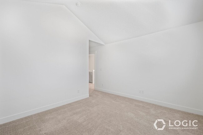 Building Photo - Beautiful Townhome in Wonderful Location!