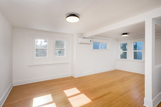 Building Photo - 126 1/2 Franklin Ct