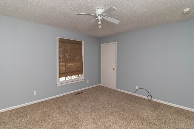 Building Photo - SPACIOUS Brick Home ~ Great location close...