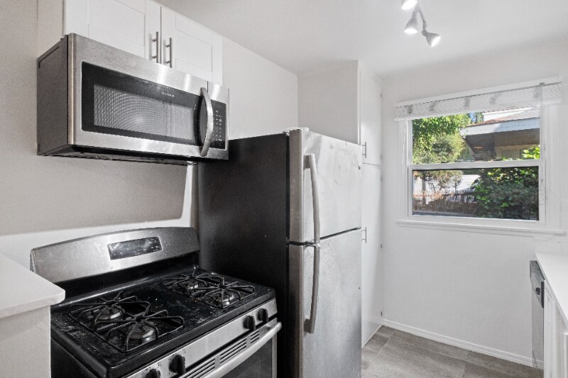 Building Photo - 2001 Beachwood Dr