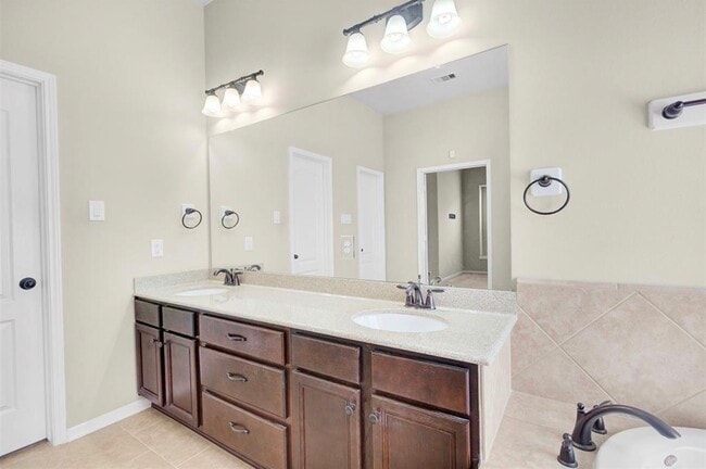 Building Photo - 2513 Golfcrest Dr