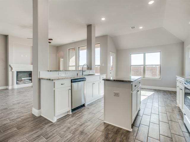 Building Photo - 533 Redbud Dr