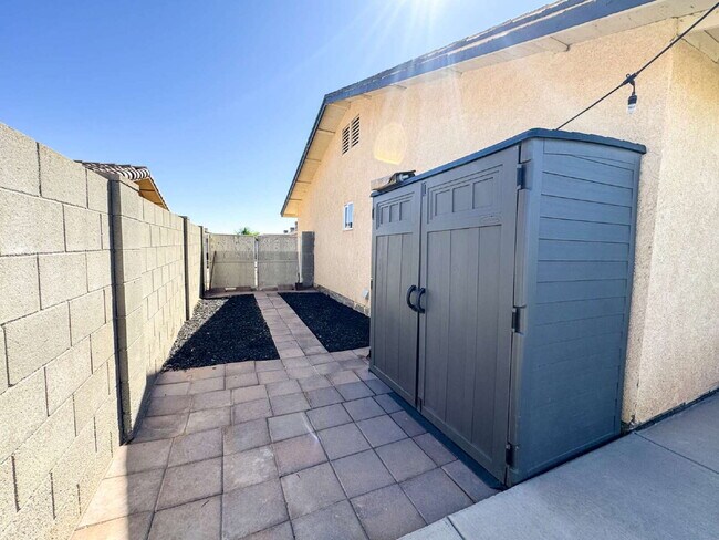 Building Photo - "Spacious 3 Beds, 2 baths Home with Inviti...