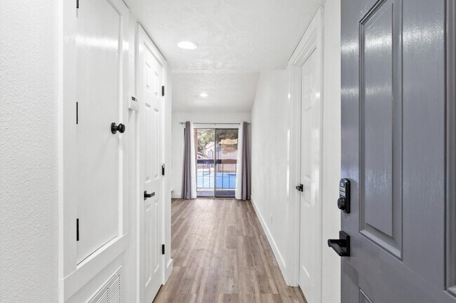 Building Photo - 17331 Red Oak Dr