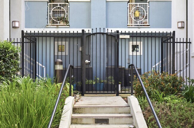Building Photo - Point Loma, "The Bay" 2 bed 2 Bath Townhome now available! Amazing amenities, don't miss out
