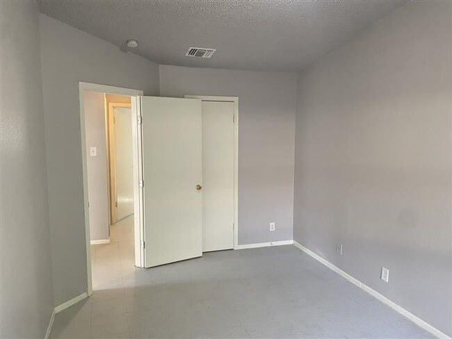 Building Photo - 2/1 duplex with covered parking