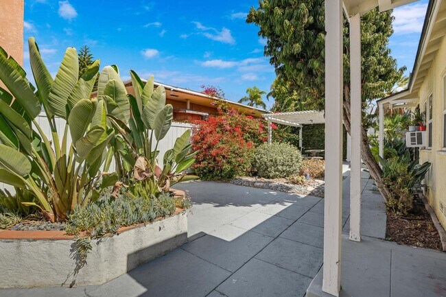 Building Photo - Upstairs One Bedroom Available in Talmadge!