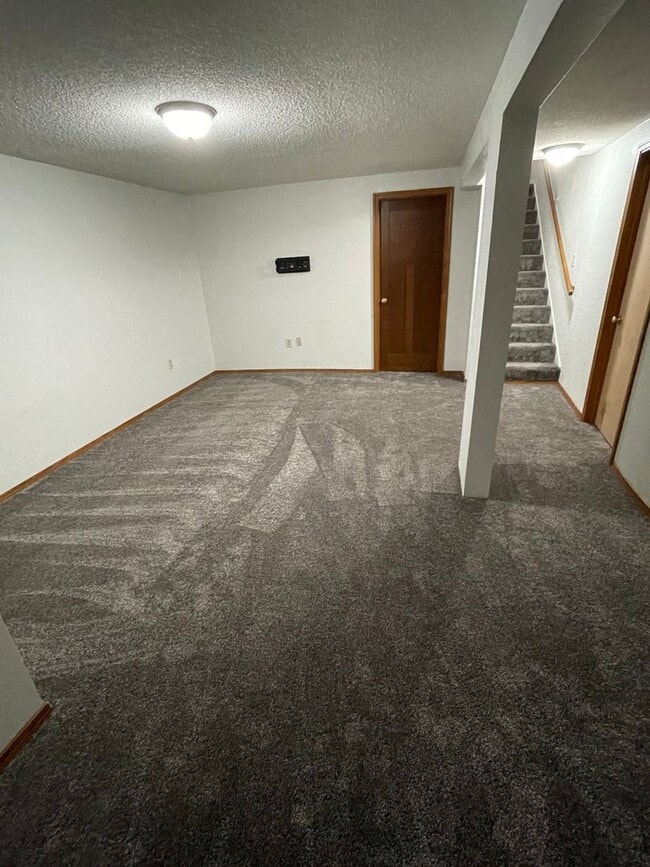 Building Photo - ~ APPLICATIONS PENDING ~ 4 bedroom, 2 bath...