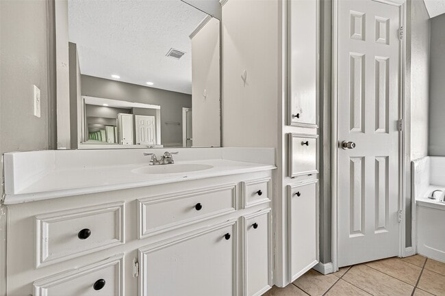 Building Photo - 4806 Sunshine Dr