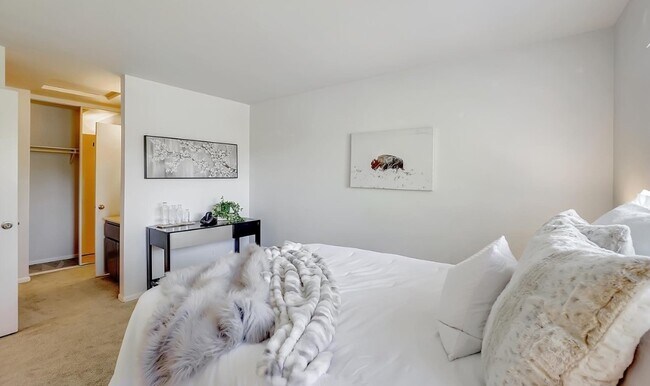 Building Photo - 5085 Valley Crest Dr