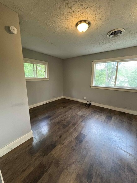 Building Photo - 945 W 9th St