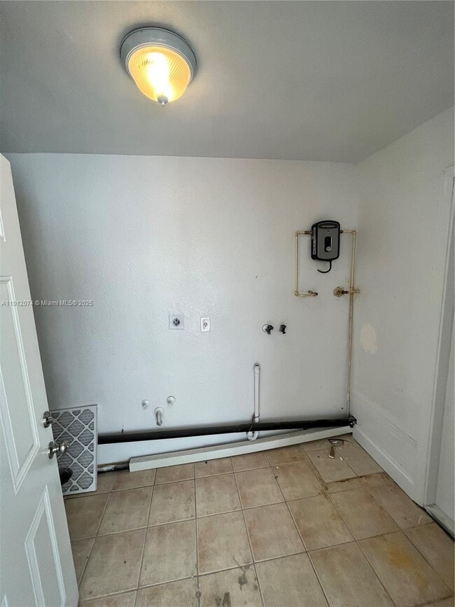 Building Photo - 2031 NW 30th Ave