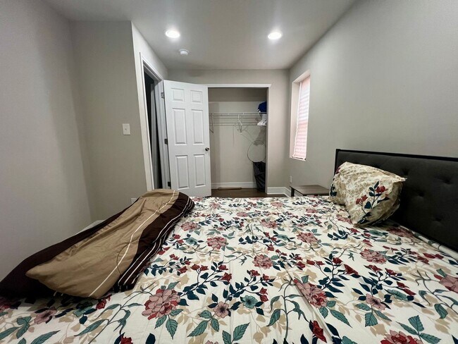 Building Photo - Stunning 3-Bedroom Townhome in Francisville! Available NOW!