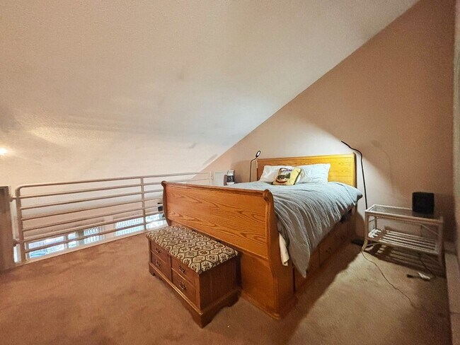 Building Photo - 2 Bedroom in a beautiful woodsy location!