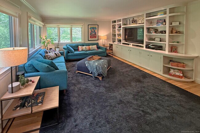 Building Photo - 5 Viking Green