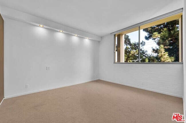 Building Photo - 4455 Los Feliz Blvd