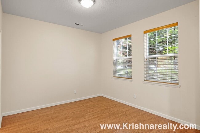Building Photo - Orenco Gardens Townhome: 3BD, 2BA, 2-Car G...