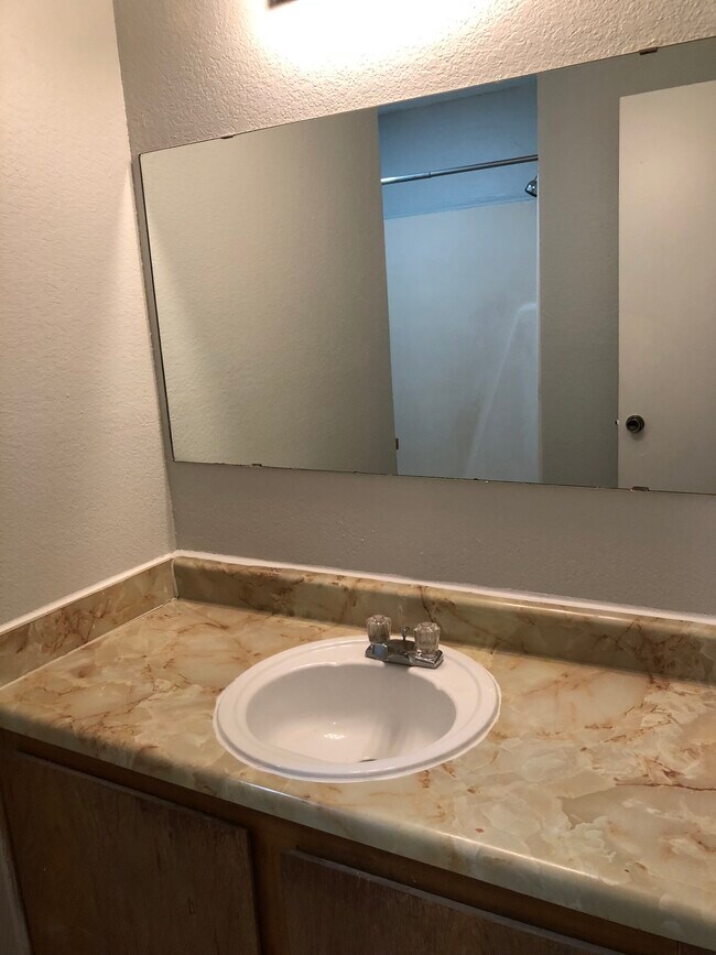 Building Photo - 909 NW Summercrest Blvd