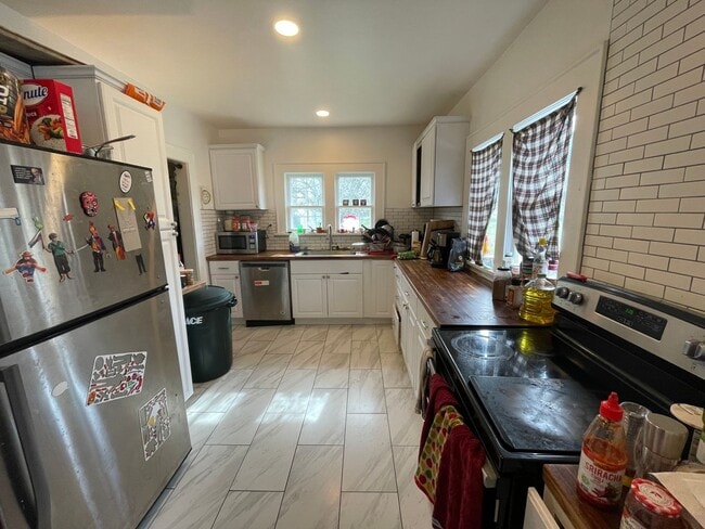 Building Photo - Pre-Leasing for September - 4bed/2bath House