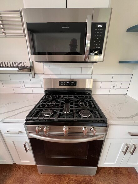 Never used gas range with microwave above - 5703 Adelaide Ave