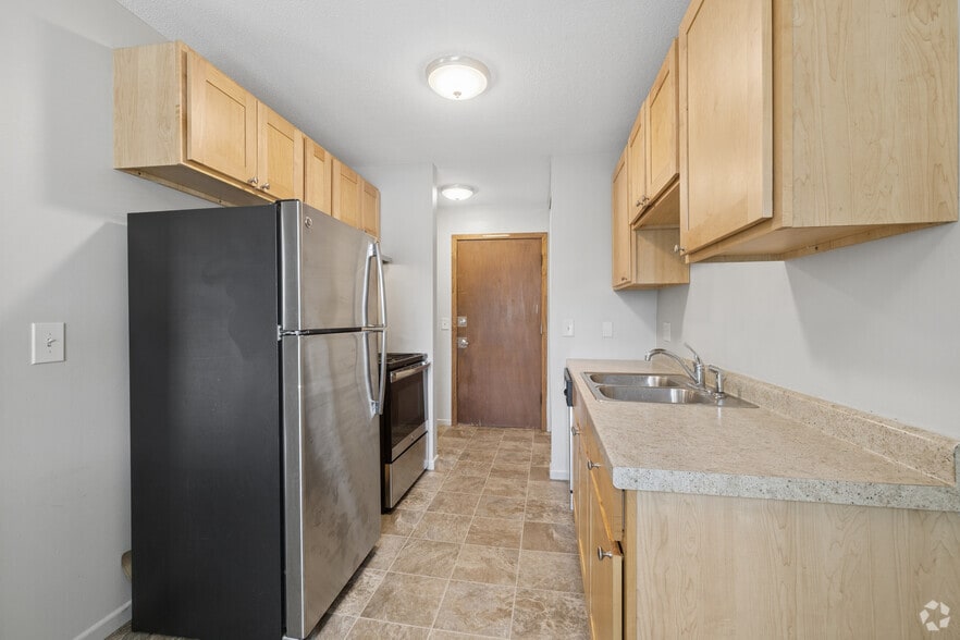 1BR, 1BA - 800SF - Kitchen - Ridgewood Apartments